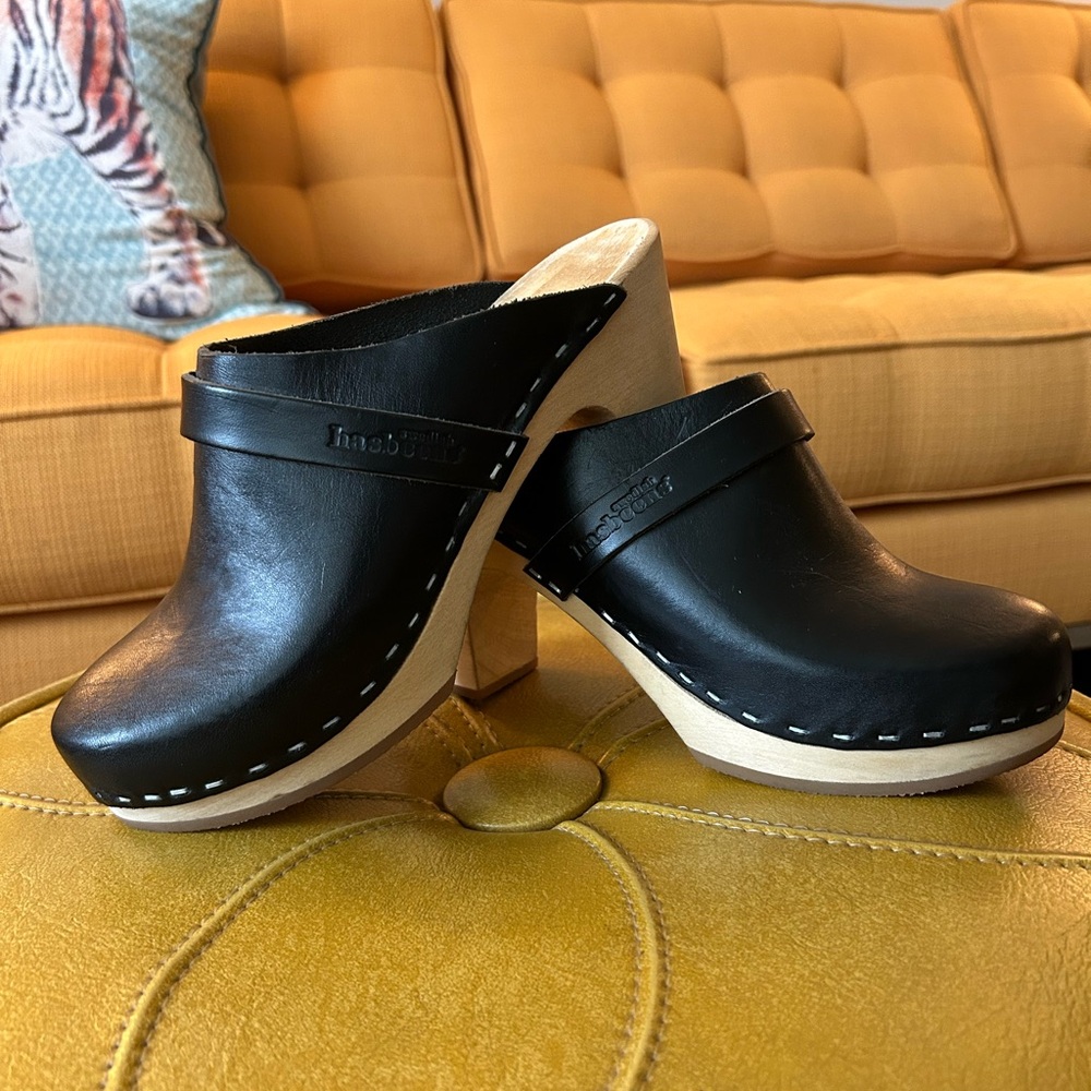 Swedish Hasbeens Black Leather Clogs 🖤